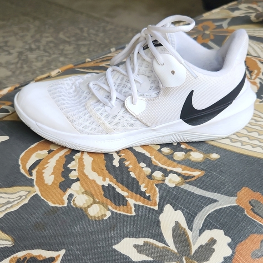 Size 9 Nike zoom HYPERSPEEDCOURT